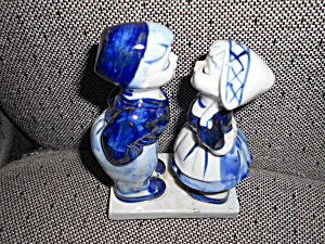 Delfts Blue Figurine Kissing Couple Holland