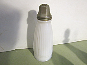 Vintage Milk Glass Early American Salt/spice Shaker