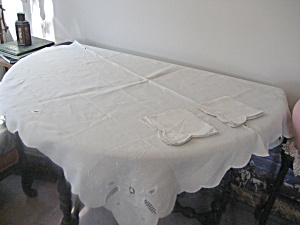 Linen Flower Table Cloth With 4 Matching Napkins